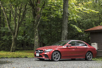 「C180」(写真は「セダン」)の1.6リッターターボエンジンについては変更がアナウンスされていないが、装備内容などを考えれば価格的魅力に優れている。