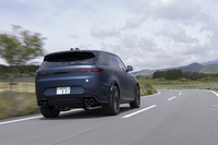 4.4 リッターV8ツインターボエンジンは最高出力635PS/6000-7000rpm、最大トルク750N・m/1800-5855rpmを発生。極低回転域ではマイルドハイブリッドのアシストが加わるため、踏めば間髪入れずに豊かなトルクが味わえる。