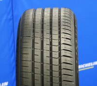 「パイロットスポーツ5エナジー」のトレッド面。両サイドには転がり抵抗の低いコンパウンドが、センターには高剛性かつグリップ性能に優れるコンパウンドが用いられている。