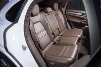 後席は40:20:40の3分割式。トリュフブラウンのインテリアカラーは77万1000円のオプション。