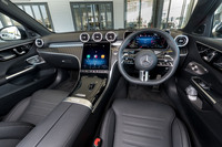 各所にブラックのオープンボアウッドトリムが用いられたインテリア。機能面では、ARナビやヘッドアップディスプレイなどが標準で装備される。