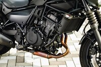 エンジンは排気量398ccの水冷並列2気筒DOHC。「ニンジャ400」ゆずりのユニットで、低回転域での扱いやすさに配慮しつつ、ダウンドラフトインテークやø32mmの大径スロットルバルブを採用するなど、高回転域でのパワーも重視したエンジンとなっている。