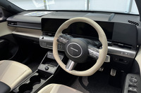 「ヒョンデカスタマーエクスペリエンスセンター横浜」に展示されていた「コナ エレクトリック」は右ハンドル仕様。先に日本で販売が開始された「アイオニック5」などと同じく、2つの大型液晶ディスプレイで構成されたインストゥルメントパネルを採用している。