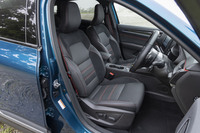 レザーとスエード調の表皮で仕立てられたフロントシートには、電動調整機構とヒーターが備わる。コックピットは人間工学に基づき視認性・操作性を考慮してデザイン。ドライバーが運転に集中し、運転する楽しみが深く味わえる環境に整えられている。