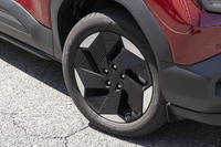 タイヤサイズは全車共通で225/55R18。空力性能を高めるホイールガーニッシュはブラックが標準で、アクセサリーでシルバーも用意される。