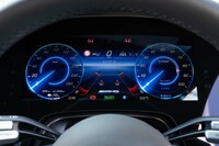 メーター用のコックピットディスプレイ。ダッシュボードの3枚のスクリーンではこれだけに液晶が採用されている(ほかの2枚は有機EL)。