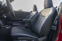 シート表皮には「ベスキン」と呼ばれるリサイクル可能な合皮をチョイス。ヘッドレストなどの随所にコーデュロイのようなファブリックを効果的に使っている。