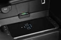 国際共通規格Qi(チー)のワイヤレス充電機能も、標準装備またはオプションとして用意される。