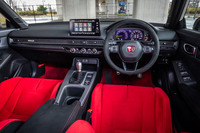 11代目「シビック」をベースに、専用アイテムでスポーティーに仕立てられた「シビック タイプR」のコックピット。赤と黒のハイコントラストによって「クルマに乗り込むときの高揚感と運転時の集中できる空間」を表現したという。