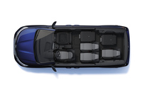 助手席とセカンドシート右側、サードシート右側のバックレストを倒し、長尺物を収容しやすくシートをアレンジした様子。サードシートのレッグルームは164mmで、クラスベストと紹介される。