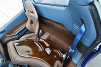 シートの背後には、ブリーフケースが置ける程度のスペースが確保されている。