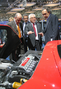 2006年のジュネーブショーで。スイスのコーチビルダーであるフランコ・スバッロ(写真中央)のブースを訪問したマルキオンネ(同右)。この頃は、まだダブルのスーツ姿である。