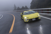 【ランボルギーニ・テメラリオのスペック】
ボディーサイズ:全長×全幅×全高=4706×1996×1201mm/ホイールベース:2658mm/車重:1920kg/駆動方式:4WD/エンジン:4リッターV8 DOHC 32バルブ ターボ/モーター:交流同期電動機/トランスミッション:8段AT/エンジン最高出力:800PS(588kW)/9000-9750rpm/エンジン最大トルク:730N・m(74.4kgf・m)/4000-7000rpm/フロントモーター最高出力:150PS(110kW)/3500rpm(1基あたり)/フロントモーター最大トルク:--N・m(--kgf・m)/リアモーター最高出力:150PS(110kW)/3500rpm/リアモーター最大トルク:--N・m(--kgf・m)/システム最高出力:920PS(677kW)/システム最大トルク:--N・m(--kgf・m)/タイヤ:(前)255/35ZR20 97Y XL/(後)325/30ZR21 108Y XL(ブリヂストン・ポテンザスポーツ)/燃費:11.2リッター/100km(約8.9km/リッター、WLTPモード)/価格:--円
【取材時の燃費データ】
テスト距離:230.4km(市街地2:高速道路6:山岳路2)/使用燃料:46.0リッター(ハイオクガソリン)/参考燃費:5.0km/リッター(満タン法)/5.2km/リッター(車載燃費計計測値)