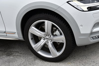 20インチの専用5スポークアルミホイール。試乗車には245/40R20サイズの「ピレリPゼロ」タイヤが装着されていた。