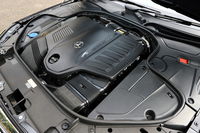 「S450」の3リッター直6エンジンには、排気を利用するターボチャージャーのほか、48V電源を使った電動スーパーチャージャーも備わる。