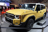 ジャパンモビリティショーに出展されていた、丸目の「ランクル250」。
渕野「余談ですけど、ジャパンモビリティショーを見ていたら、日産の『Vモーショングリル』も、三菱の『ダイナミックシールド』も、スバルの『ヘキサゴングリル』も、みんなずいぶん曖昧になっていましたね。ショーカーは全然違う顔になっていたし。あまりそこにこだわる必要はないんだろうな、お客さんは求めてなかったんだな、と感じました」