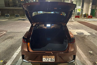 「レクサスLBX」(4WD車)の荷室容量は253リッター。床下には小物の整理に便利な2リッターの収納スペースも用意されている。リアゲートは、挟み込み防止機能付きの電動開閉式。後席の背もたれには60:40の分割可倒機構も備わっている。