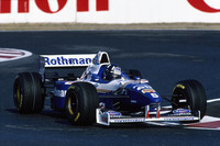 1996年の日本GPにて、デーモン・ヒルのドライブする「FW18」。セナ亡き後のウィリアムズをけん引したヒルは、同年ついにドライバーズタイトルを獲得するが、翌年にはウィリアムズから放出されてしまった。(写真:Newspress)