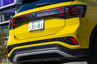 X型デザインのコンビランプやリニューアルされたバンパーが目を引く「Tクロス」のリアビュー。今回はトップグレードに位置づけられる「TクロスTSI Rライン」に試乗した。車両本体価格は389万5000円。