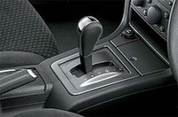 日本のアイシン製5段ATを採用したのもニュースだ。