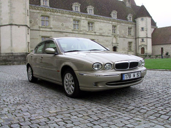 【スペック】Xタイプ 2.5V6:全長×全幅×全高=4685×1790×1420mm/ホイールベース=2710mm/車重=1620kg/駆動方式=4WD/2.5リッターV6DOHC24バルブ(198ps/6800rpm、24.9kgm/3000rpm)