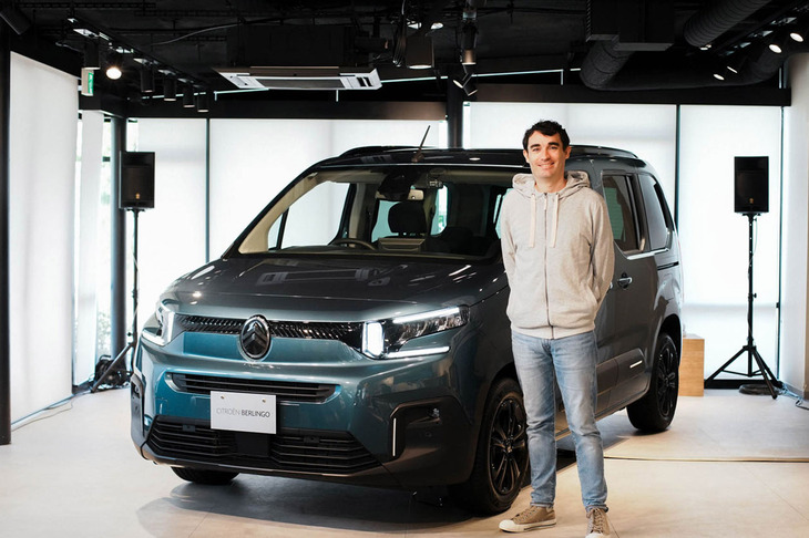 「シトロエン・ベルランゴ」とステランティスジャパンのシトロエンプロダクトマネージャー、デミトリ・オック氏。