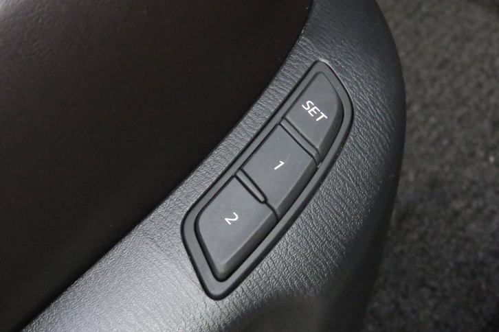 運転席パワーシートのメモリー機能には、「アクティブ・ドライビング・ディスプレイ」の角度や明るさ、カーナビの表示設定なども登録できるようになった。