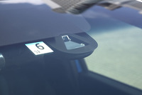 今回のマイナーチェンジで、先進安全支援システム「ホンダセンシング」が主要グレードに標準装備とされた。写真の単眼カメラと、フロントのホンダエンブレム内のミリ波レーダーで車両前方の状況を認識する。