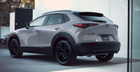 「CX-30 Air Edition」のリアビュー。外装の各所にブラックのアイテムが装着されている。