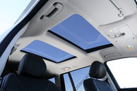 パノラミックスライディングルーフが標準で備わる。