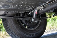 リアサスペンションには2枚のロングテーパーリーフを採用。6枚のリーフを用いていた「30周年記念車」のバンより、乗り心地が改善している。