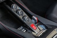 センターコンソールに設けられた“ブリッジ”。3つのボタンは上から順に「R」「AUTO」「LAUNCH」。