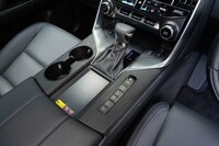 センターコンソールはご覧のとおりの極太サイズ。10段ATのセレクターの後方はスマートフォンの無接点充電器。