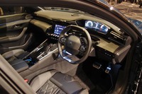 インテリアの様子。メーターパネルとヘッドアップディスプレイ、センターコンソールのタッチスクリーンなどで先進的なコックピット「i-Cockpit」が構成されている。