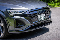 フロントまわりでは「Sモデル」専用デザインのバンパーが目を引く。ブラックのエンブレムとグリルはオプションの「ダークアウディrings &ブラックスタイリングパッケージ」に含まれるアイテム。