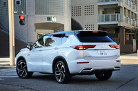 ボディーカラーは全8色。「P」に用意されるツートンカラー「ホワイトダイヤモンド/ブラックマイカ」(写真)と「ブラックダイヤモンド/ディープブロンズメタリック」も含めると、カラーバリエーションは全10種類となる。