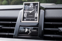 ダッシュボードの中央には、フランスの高級時計ブランドB.R.M製のアナログクロックが備わる。「グランシック」専用装備となるこの時計は、エンジンオンで回転して姿を現す仕掛け。