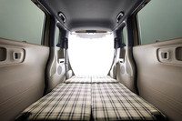 荷室の床面を80mm持ち上げることで、後席を倒したときにフラットな空間が生まれる。背もたれの背面にはフレームの凹凸を感じさせないためのプレートが入っている。