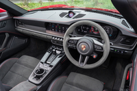 インテリアはメーターパネルが液晶式になり、スタート/ストップスイッチがプッシュボタン式になった。かつては「(ノブを)ひねるという行為が……」などと説明されていたが、改めるときのスピードも速いのがポルシェだ。