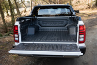 荷台の寸法は、奥行きが1470mm、幅が1525mm(ともに「GSR」の数値)。バンパーの左右縁は、足をかけて乗れるほどの広さと強度を備えており、またGSRでは荷台を汚れや傷から守るベッドライナーが標準で施工されている。