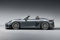2020年代なかばには、MRスポーツカー「718ボクスター/ケイマン」もBEV化される見通しだ。写真はガソリンエンジンの高性能モデル「ポルシェ718スパイダーRS」。