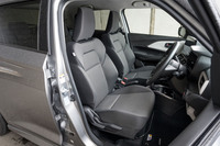 シートの仕様は「ハイブリッドMZ」と「ハイブリッドMX」で共通となっており、表皮にはメランジグレーとブラックのファブリックを使用。ただしハイブリッドMXのMT車には、運転席センターアームレストは装備されない。