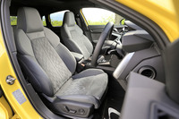 試乗車は、台数125台の初版限定モデル「ファーストエディション」。アルカンターラと合成皮革のダイヤモンドステッチ入りスポーツシートなどが装備されていた。