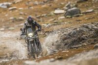 21インチの大径フロントホイールと大きなホイールトラベル、そして230mmの最低地上高により、新型「ヒマラヤ」は高い悪路走破性を実現している。