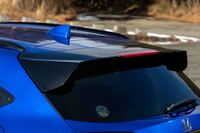 テールゲートスポイラーは「ヴェゼル」の全車に備わる装備だが、「モデューロX」では空力性能を高めるべく形状が変更されている。