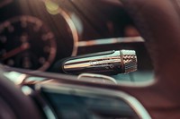 ワイパーのレバー(反対側のウインカーレバーも)はローレット加工が施された金属製となる。