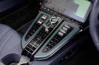 センターコンソールは相変わらずメカメカしいが、全体の配置やダイヤル類のサイズ等が見直され、だいぶ分かりやすくなった。「MANUAL」の表記が妙に目立っている。