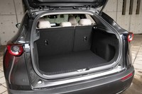 荷室の容量は5人乗車時で430リッター(写真)。最廉価グレードを除く全車に電動テールゲートが標準装備となる。
