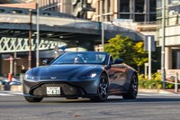 前後の重量配分は49:51と、スポーツカーにとって理想的とされる比率が実現されている。