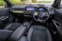 インテリアの基本デザインはエンジン車の「GLB」に準じているが、クライメートコントロールにヒートポンプを採用するなど、EV化にあたりさまざまな変更が行われている。